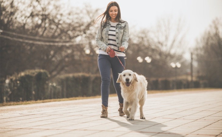 Mujer-caminando-con-un-golden-retriever